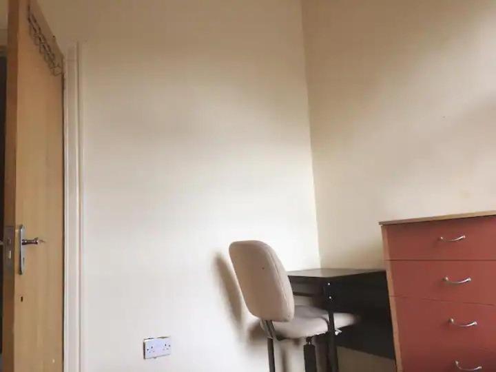 Single Room - Town & University Nearby, 24H Bus, Airport-Linked Манчестер Екстер'єр фото